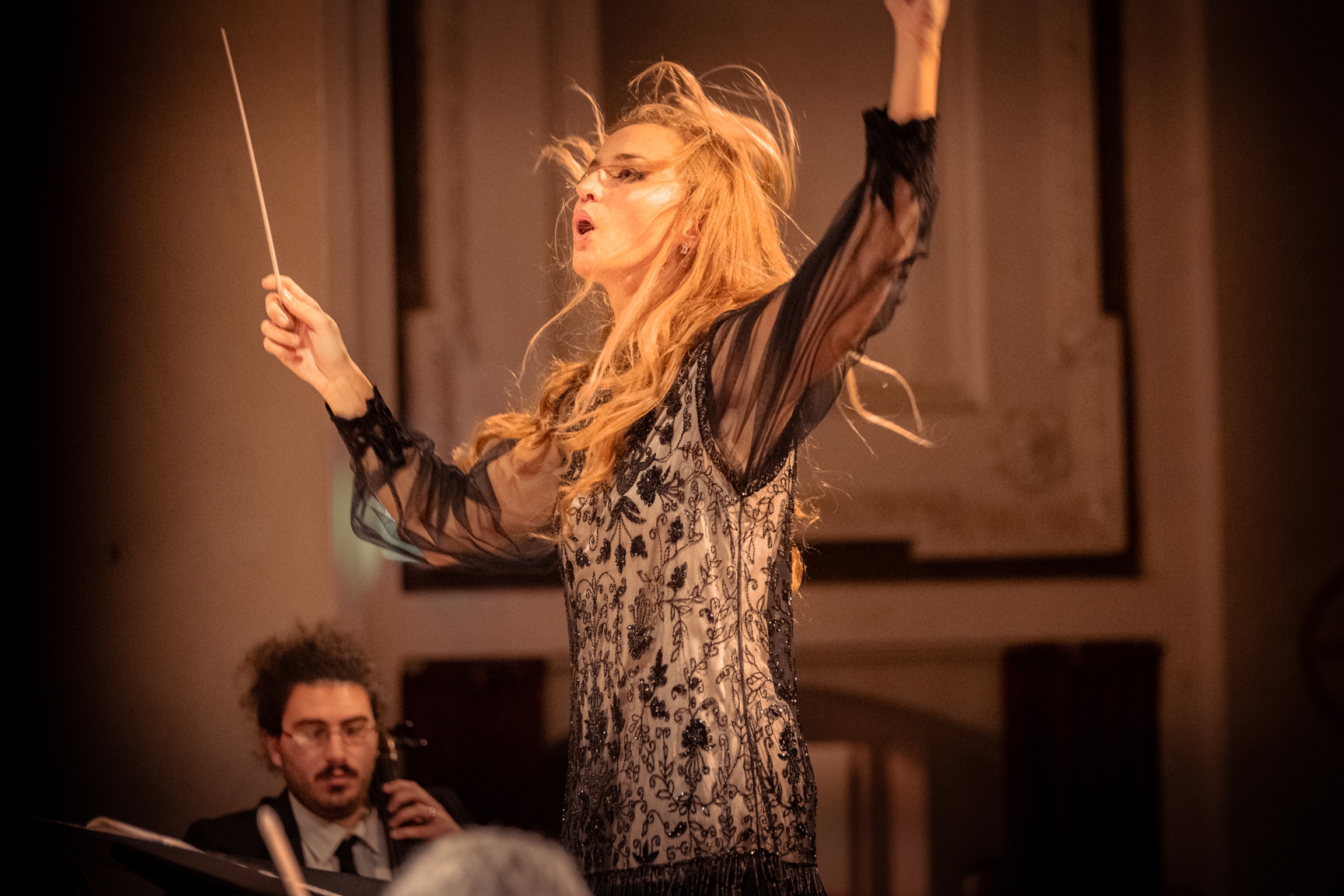 2/02 Ore 17 la giovane direttrice BEATRICE VENEZI dirige per la prima volta l'Orchestra del 2/02 Ore 17 la giovane direttrice BEATRICE VENEZI dirige per la prima volta l'Orchestra del