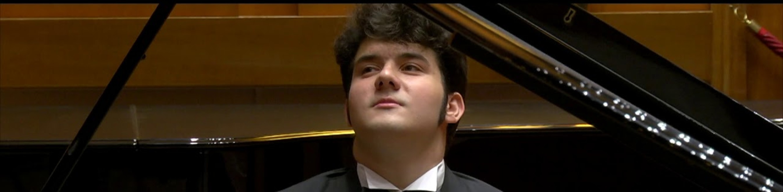 19/2 Il giovane Nicolò Cafaro al piano con l'Orchestra del Teatro Goldoni